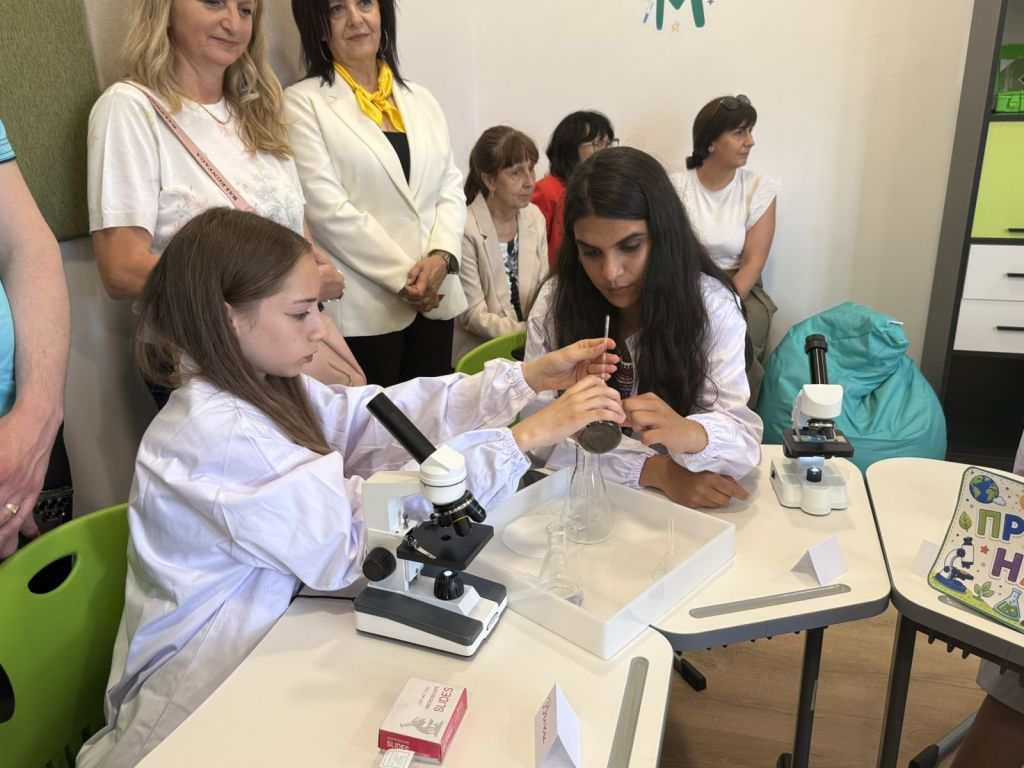 Откриване на STEM кабинети 12